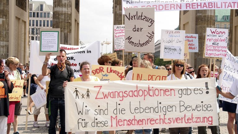 Demonstration von Eltern, denen die Kinder in der DDR entzogen wurden