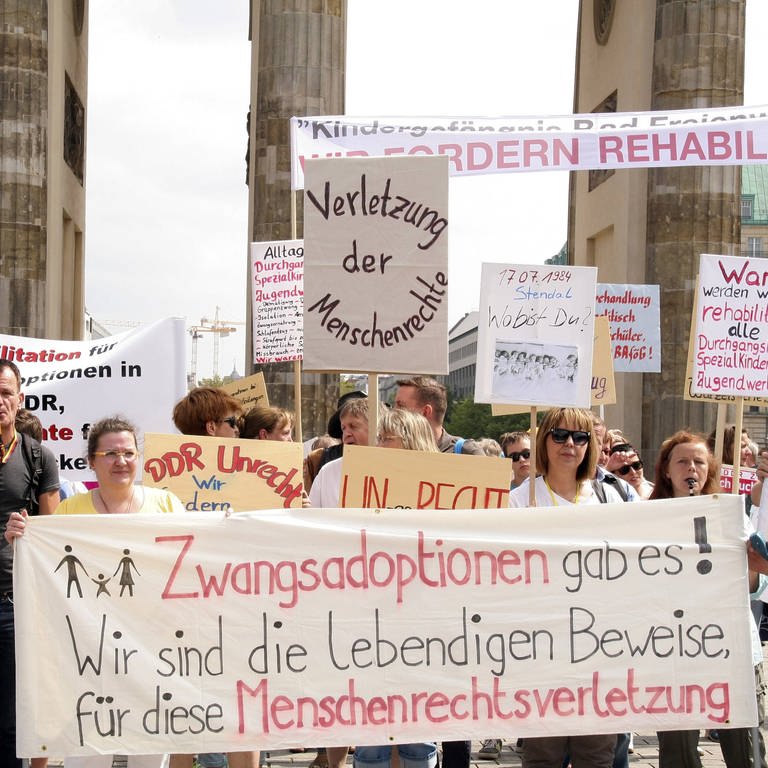 Demonstration von Eltern, denen die Kinder in der DDR entzogen wurden (Foto: IMAGO, M. Ellguth / Future Image)