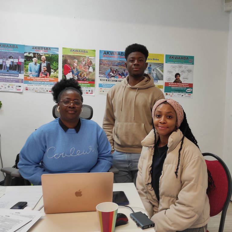 Chisom, Suleiman und Helene Batemona-Abeke im Büro von Pamoja Afrika e.V. (Foto: Claudia Heissenberg)