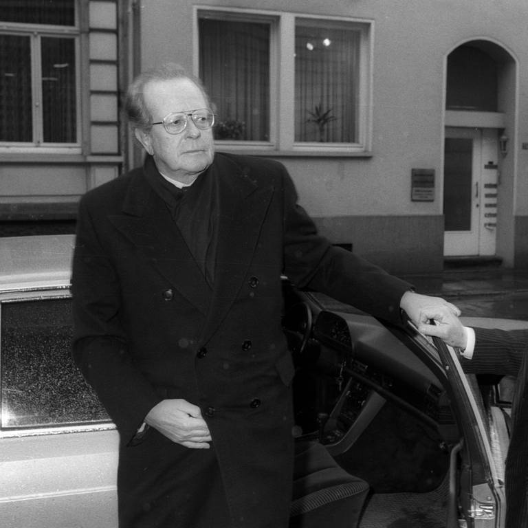 Friedrich Karl Flick (li.) vor dem Bonner Landgericht anlässlich eines Prozesstermins zur Flick-Parteispendenaffäre