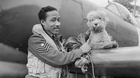 Tiere im Krieg  Royal Airforce im 2. WK (Foto: IMAGO, IMAGO/piemags)