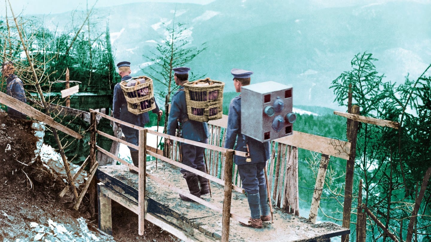 Tiere im Krieg / Kolorierte Aufnahme der Deutschen Armee 1917 (Foto: picture-alliance / Reportdienste, picture alliance / akg-images)
