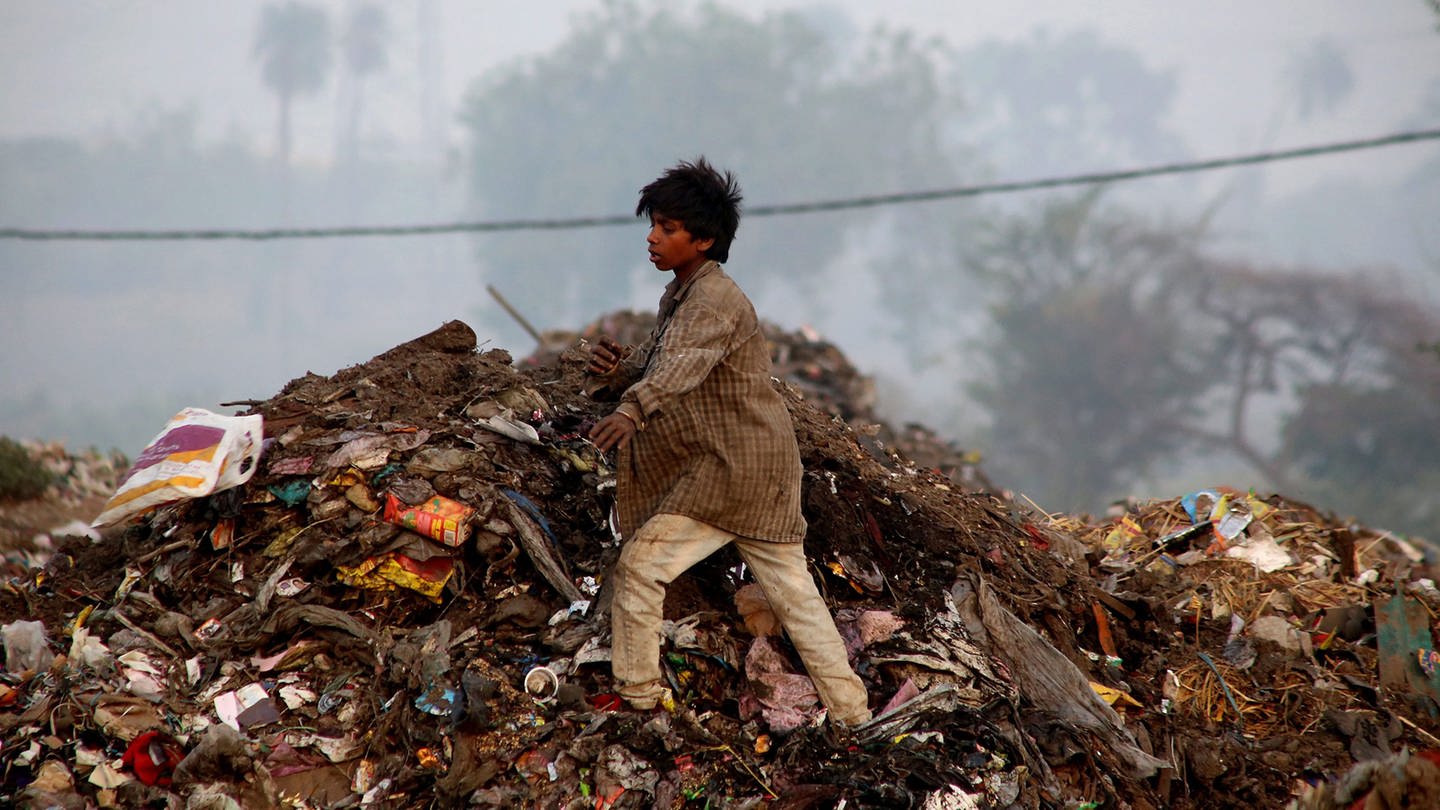 Ein Junge sammelt am Vorabend des Weltumwelttages in Bhopal, Indien, (Foto: picture-alliance / Reportdienste, dpa | Sanjeev Gupta)