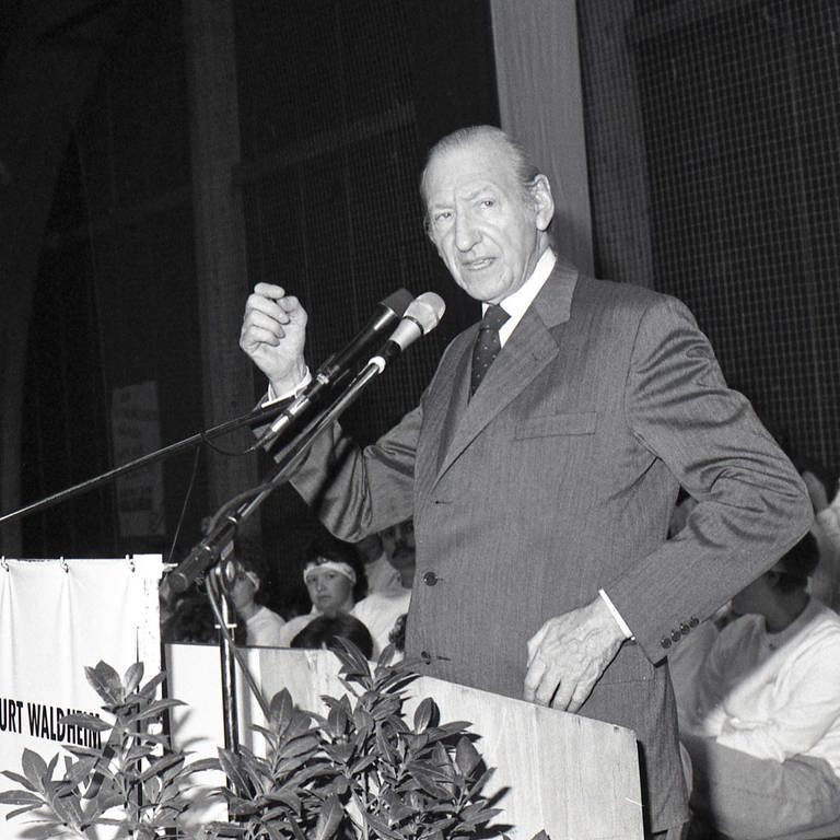 Dr Kurt Waldheim im April 1986 beim Bundespräsidentenwahlkampf in Eggenburg NÖ