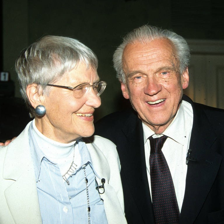 Der Altphilologe, Literaturhistoriker und Schriftsteller Walter Jens und seine Frau Inge 2001 in Köln. (Foto: IMAGO, Horst Galuschka)