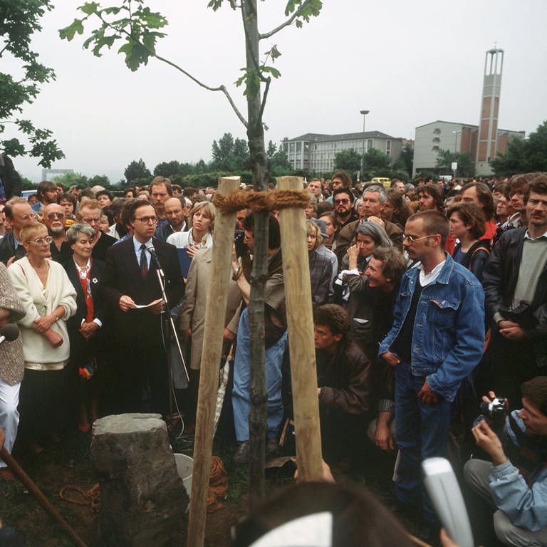 In Kassel wird am 13. Juni 1987 der letzte von 7000 Bäumen der von dem Kunstprofessor Joseph Beuys vor fünf Jahren initiierten "Stadtverwaldung" gepflanzt. (Foto: picture-alliance / Reportdienste, picture-alliance / dpa | Schilling)