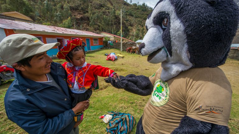 Das Maskottchen der Andenbären, Pablo, wird eingesetzt, um Kinder über ökologische Themen aufzuklären. Patanmarca, Peru. (Foto: ZGF, Daniel Rosengren)