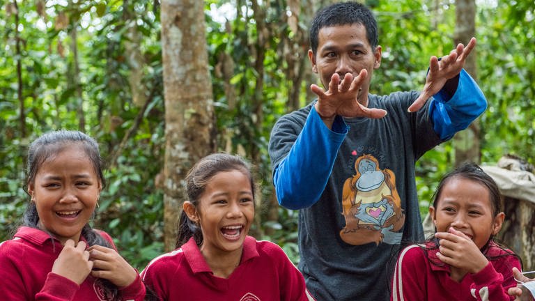 Die mobile Bildungseinheit wird von der ZGF geleitet und reist zu Schulen im Bukit Tigapuluh NP, um Kindern die Bedeutung der Natur zu vermitteln. Durch Spiele können die Kinder den Wald mit allen Sinnen (außer dem Geschmack) erleben. Sie lernen, dass die Natur kein Ort ist, vor dem man sich fürchten muss, und wie wichtig es ist, keine Abfälle zu hinterlassen. Die Lehrer der Klassen werden ebenfalls geschult, damit sie in Zukunft selbst an diesem Unterricht teilnehmen können.  (Foto: ZGF, Daniel Rosengren)