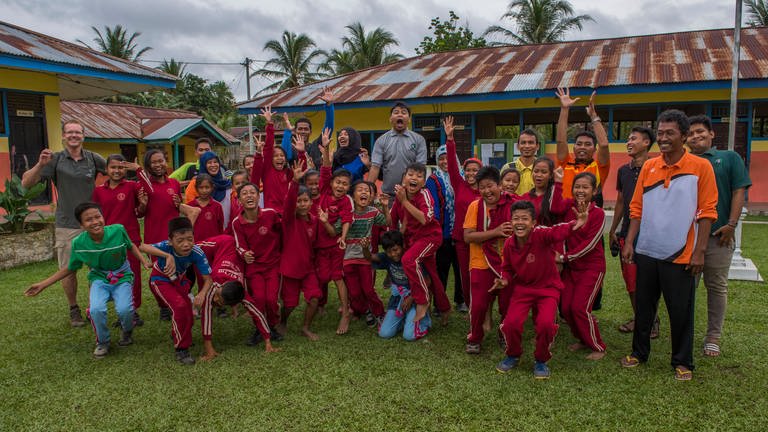 Die mobile Bildungseinheit wird von der ZGF geleitet und reist zu Schulen im Bukit Tigapuluh NP, um Kindern die Bedeutung der Natur zu vermitteln. Hier in Maura Sekalo, Sumatra, Indonesien. (Foto:  ZGF, Daniel Rosengren)