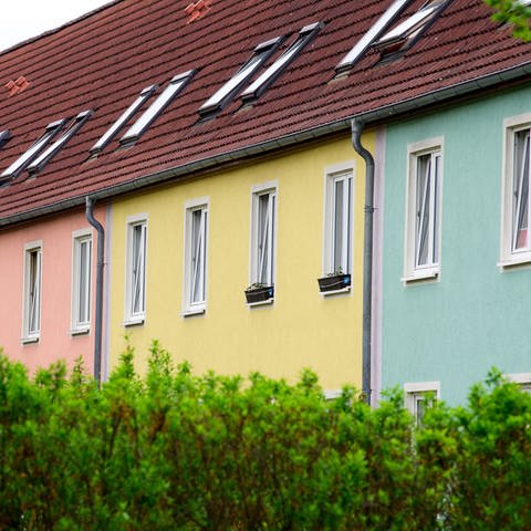 Die Fassade eines zur Oranienburger Wohnungsbaugenossenschaft (OWG) e.G. gehörenden Mehrfamilienhauses in der Weißen Stadt Artur-Becker-StraßeEcke Walther-Bothe-Straße ist mehrfarbig gestaltet.