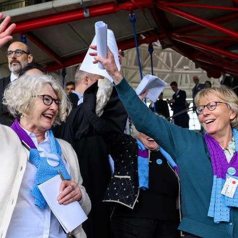 Die Schweizer Klimaseniorinnen reagieren auf die Veröffentlichung des Entscheids der Grossen Kammer des Europäischen Gerichtshofs für Menschenrechte.  (Foto: picture-alliance / dpa, dpa Bildfunk, picture alliance/dpa/KEYSTONE | Jean-Christophe Bott)