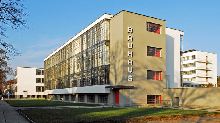 Bauhaus Gebäude an der Gropiusallee in Dessau (Foto: IMAGO, STAR-MEDIA)
