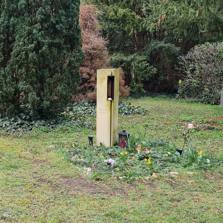 Das Grab von Matthias Frau liegt neben dem Grab von Felis Mann. Die Beiden haben sich auf dem Friedhof ineinander verliebt. (Foto: Felizitas Betz)