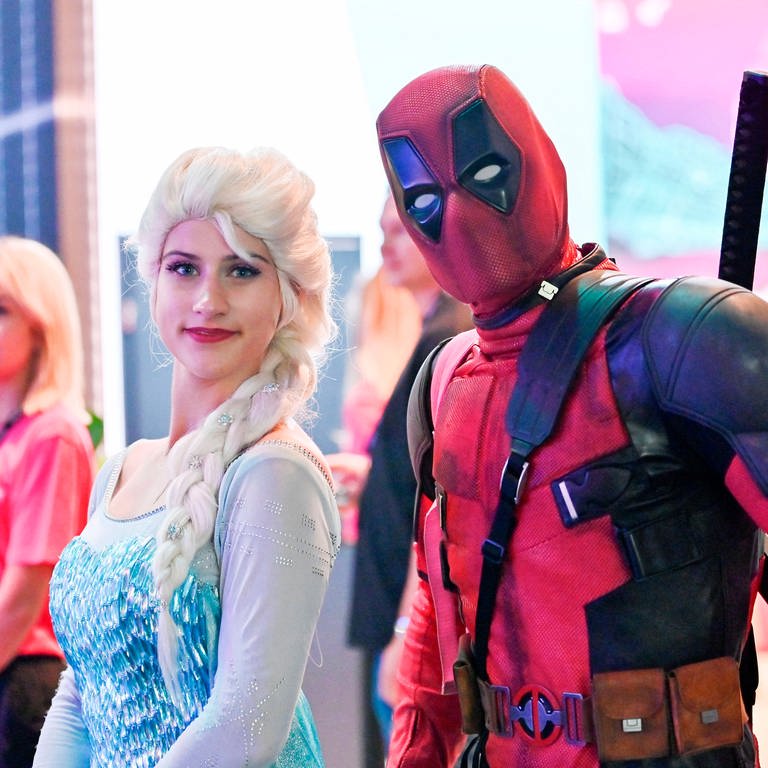 Cosplayer als Elsa („Die Eiskönigin“) und Deadpool auf der Gamescom 2022 (Foto: IMAGO, Future Image)