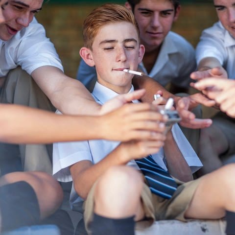High school student offering cigarettes (Foto: picture-alliance / Reportdienste, picture alliance / Westend61 | zerocreatives)