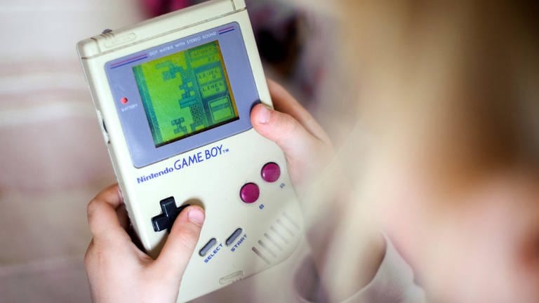 Kind spielt Tetris auf dem Game Boy