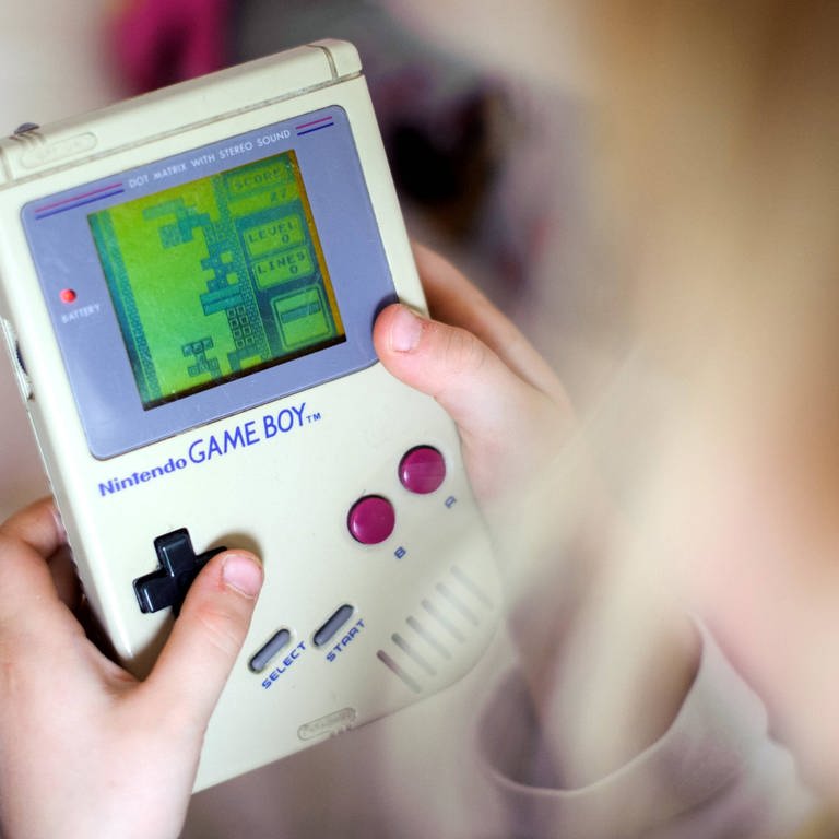 Kind spielt Tetris auf dem Game Boy (Foto: IMAGO, Thomas Eisenhuth)