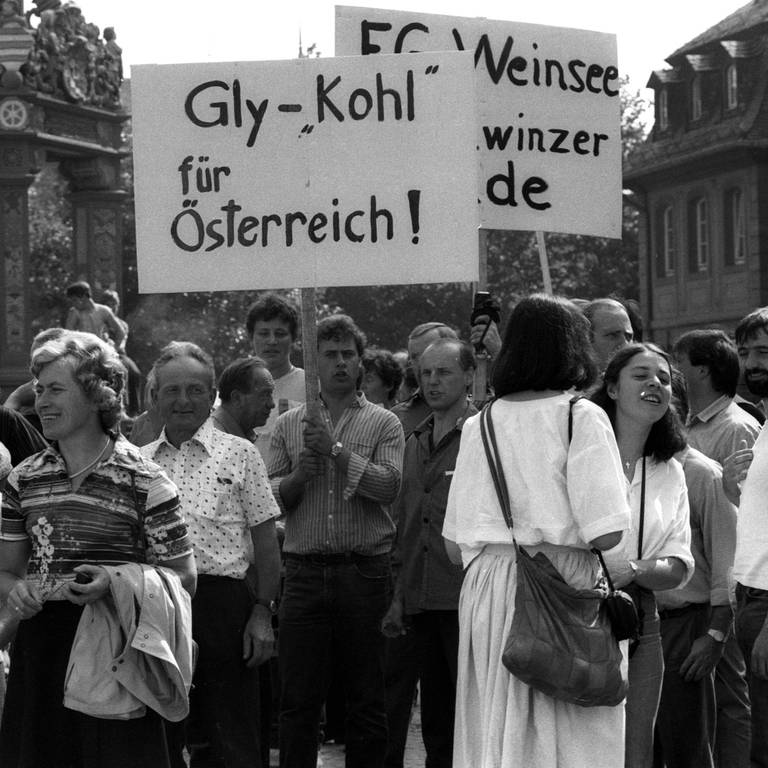 Weinskandal - Winzer-Demonstration auf dem Domplatz in Mainz (Foto: IMAGO, IMAGO / Dieter Bauer)