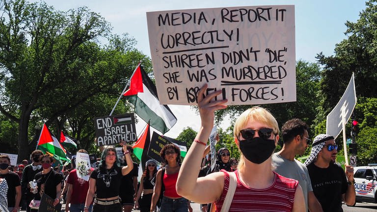 Demonstration in Washington nach dem Tod der palästinesischen Journalistin Shireen Abu Akleh  (Foto: IMAGO, IMAGO/Zuma Wire / Sue Dorfman )