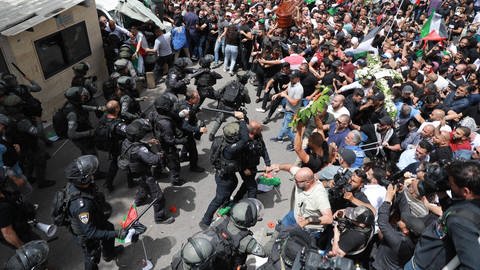 Zusammenstöße zwischen israelischer Polizei und Trauernden bei der Beerdigung der getöteten palästinesischen Journalistin Shireen Abu Akleh  (Foto: IMAGO, IMAGO/Xinhua)