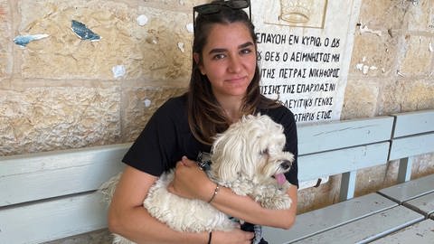 Nichte Lareen mit dem Hund von Shireen Abu Akleh, Filfil (Foto: SWR, Nadja Odeh)