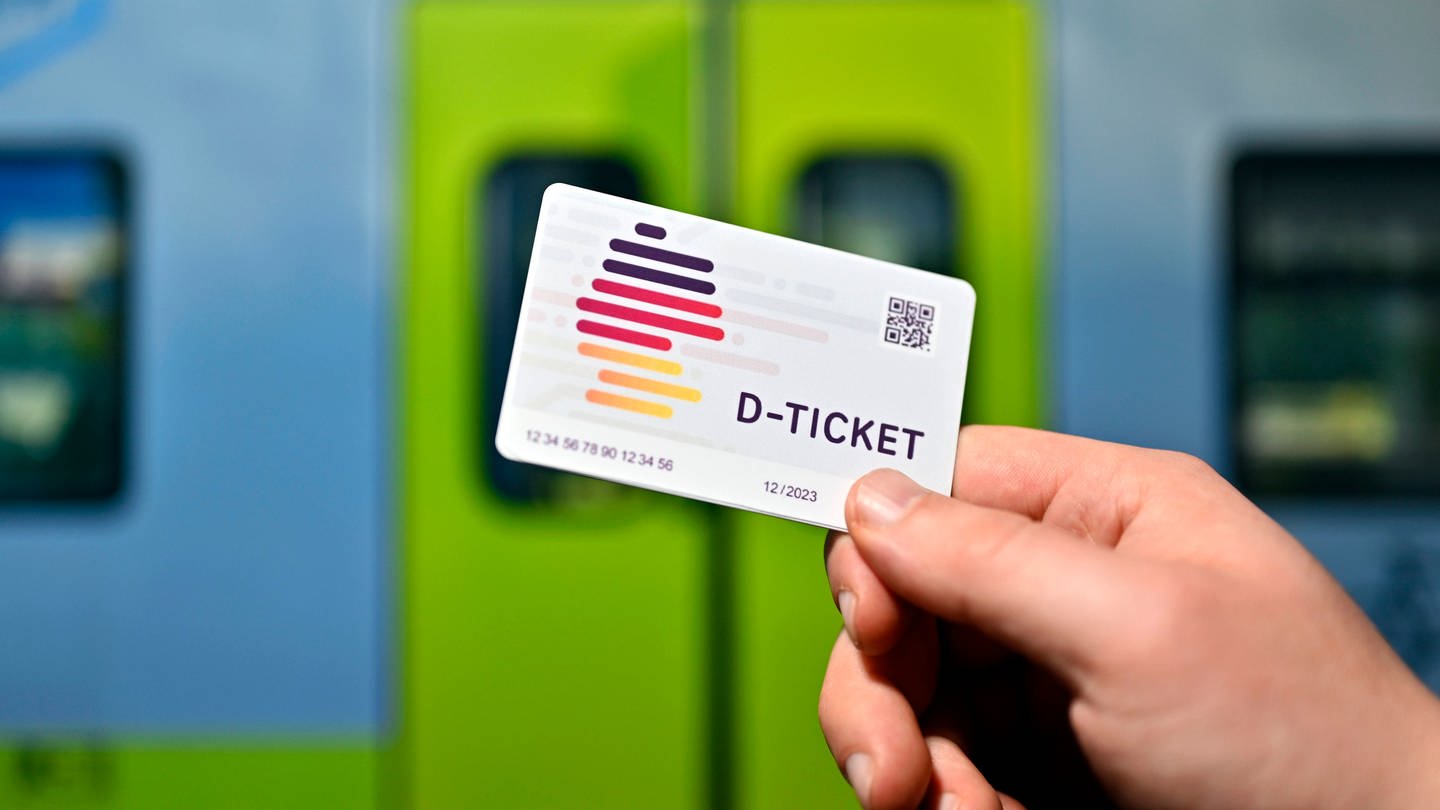 Mit dem Deutschland-Ticket (D-Ticket) können Kunden der Deutschen Bahn ab dem 1. Mai 2023 für nur 49 Euro pro Monat in allen Verkehrsmitteln des öffentlichen Nahverkehrs reisen (Foto: IMAGO, IMAGO / Panama Pictures)