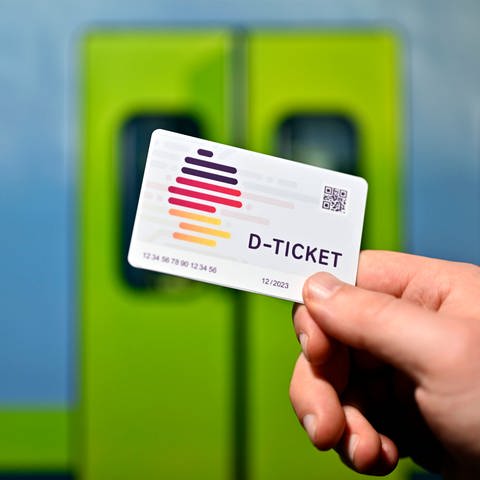 Mit dem Deutschland-Ticket (D-Ticket) können Kunden der Deutschen Bahn ab dem 1. Mai 2023 für nur 49 Euro pro Monat in allen Verkehrsmitteln des öffentlichen Nahverkehrs reisen (Foto: IMAGO, IMAGO / Panama Pictures)