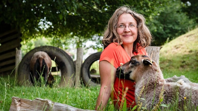 Andrea Göhring auf ihrem Bauernhof der Tiergestützte Intervention (TGI) 