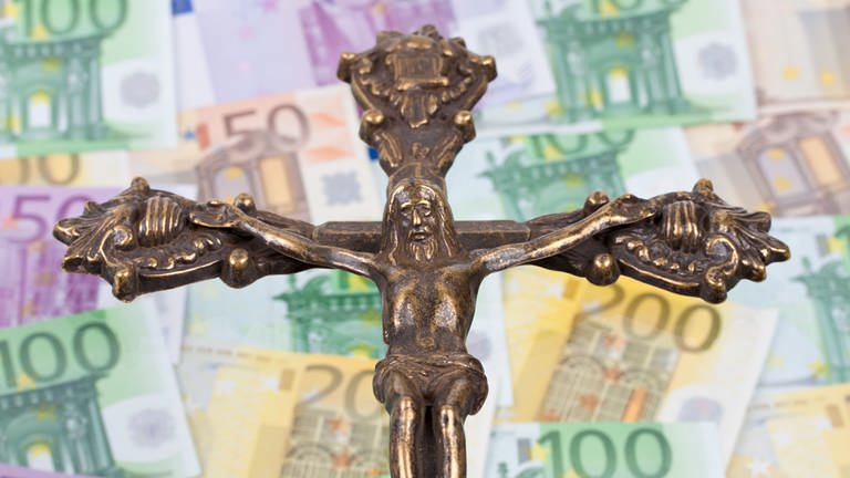 Viele Euro Geldscheine mit einem Kreuz  (Foto: picture-alliance / Reportdienste, picture alliance / Bildagentur-online/McP | -)