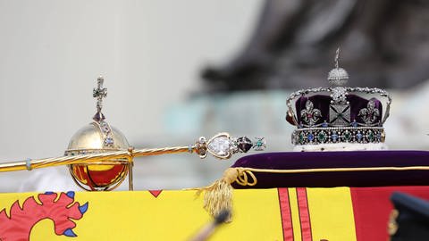 Kronjuwelen von Großbritannien: Reichsapfel, Zepter und Krone auf dem Sarg von Elisabeth II. (Foto: IMAGO, UPI Photo)