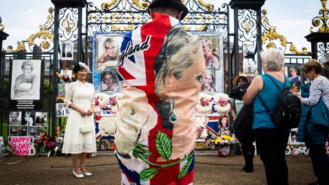 Ein Lady Di Fan vor dem Buckingham Palace rund um den 25. Todestag (Foto: picture-alliance / Reportdienste, picture alliance / empics)