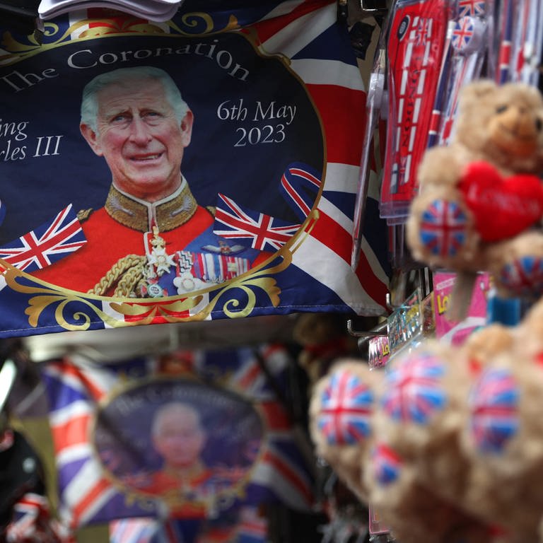 Merchandise mit King Charles III. und Union Jacks (Foto: IMAGO, Europa Press/ABACA)