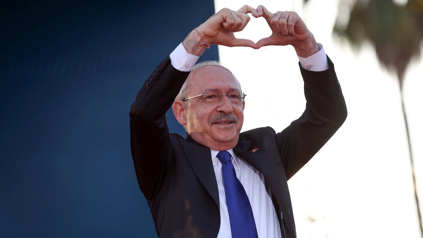 Der türkische Präsidentschaftskandidat Kemal Kilicdaroglu formt mit seinen Fingern bei einer Wahlkampfveranstaltung ein Herz (Foto: IMAGO, IMAGO / Alp Eren Kayax- Depo Photos)
