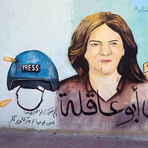 Wandgemälde für die getötete palästinensische Journalistin Shireen Abu Akleh (Foto: IMAGO, IMAGO / apaimages Youssef Abu Watfa \ apaimages)