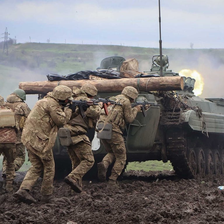 Soldaten kämpfen in der Ukraine (Foto: picture-alliance / Reportdienste, Associated Press Roman Chop)