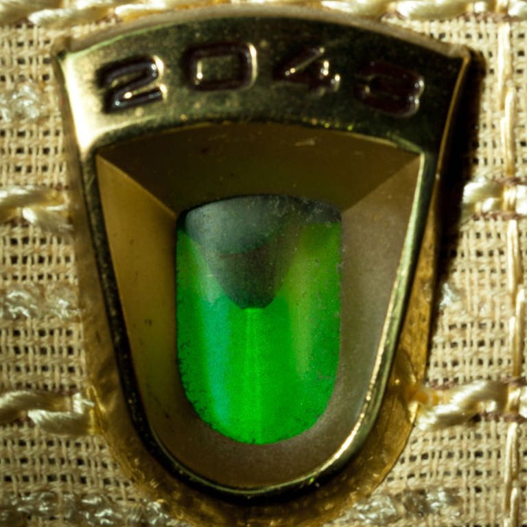 Das "magische Auge" eines Grundig-Röhrenradios aus den 1950er Jahren zeigt den Betriebszustand mit einer satten grünen Farbe an. Archivfoto