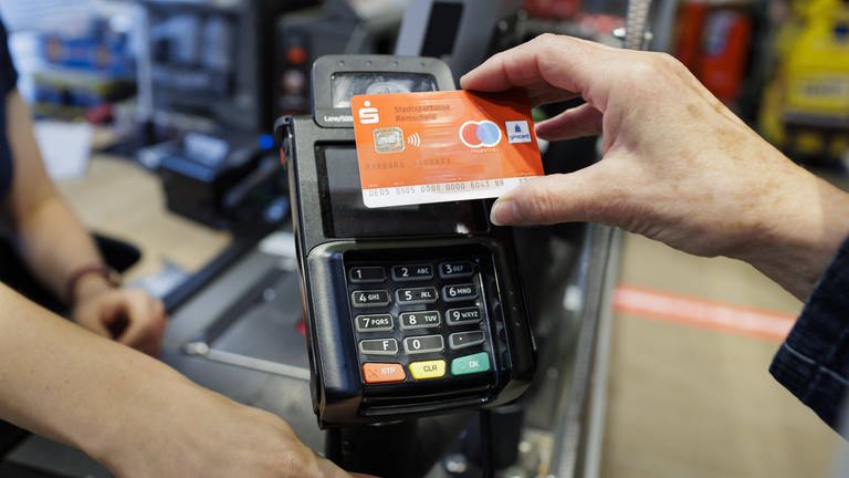 Bezahlung mit einer Girocard im Supermarkt (Foto: IMAGO, IMAGO / photothek / Ute Grabowsky/photothek)