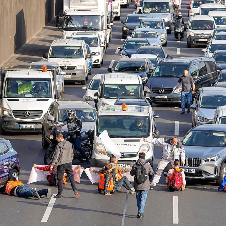 Berlin, Die Aktivisten der Gruppe Letzte Generation bei einer Blockade-Aktion auf der Autobahn A100.