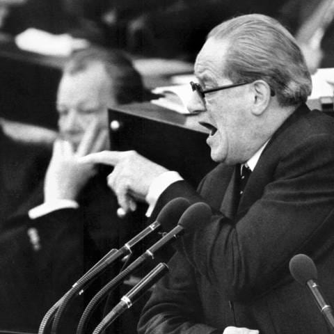Das Archivbild vom 11.05.1973 zeigt den SPD-Fraktionsführer Herbert Wehner während einer temperamentvollen Debatte am Rednerpult im Bundestag (Foto: dpa Bildfunk, Egon_Steiner)