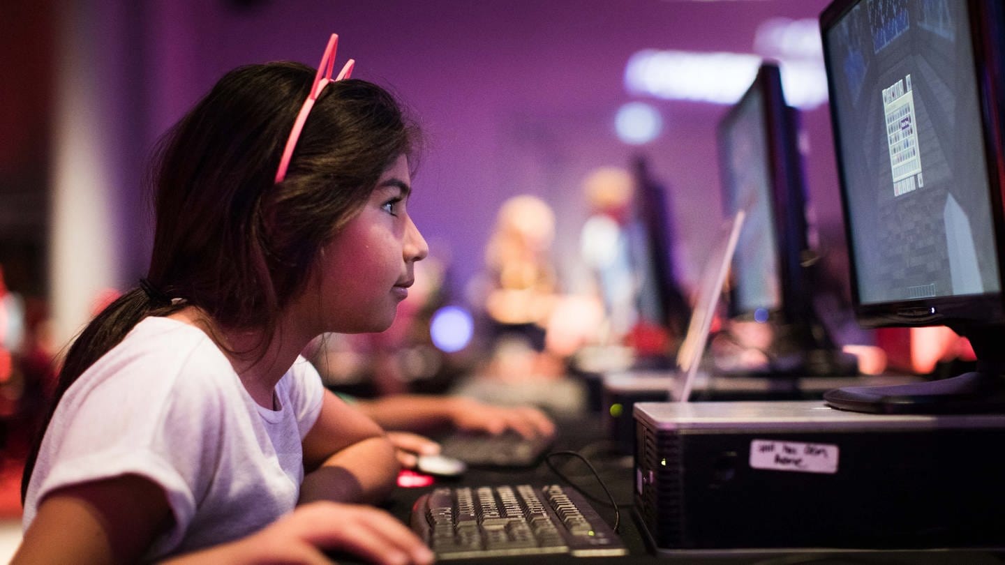 Ein Mädchen spielt ein Computerspiel (Foto: IMAGO, agefotostock)