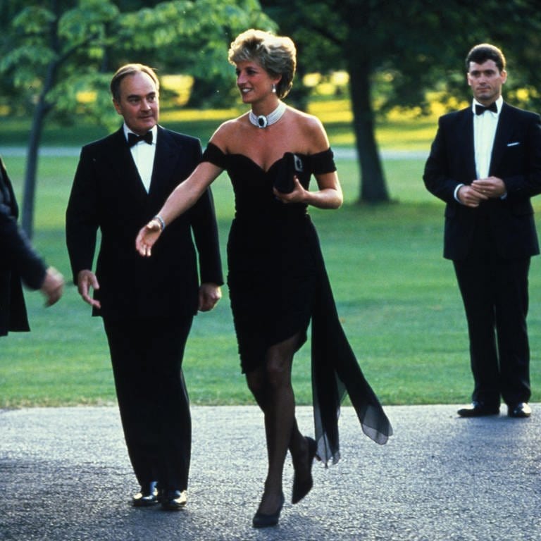 Auftritt von Lady Diana am 29. Juni 1994 beim Vanity-Fair-Dinner in London. Die Ex-Frau von König Charles zeigt mit ihrem schwarzen „Rachekleid“ der ganzen Welt, wie man sich mit Eleganz rächen kann. (Foto: IMAGO, agefotostock)