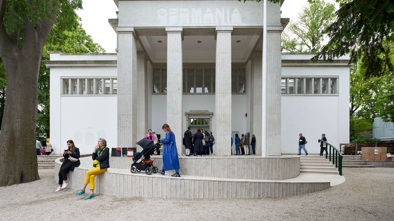 Die neue inklusive Zugangsrampe zum Deutschen Pavillon (Foto: Nils Koenning)