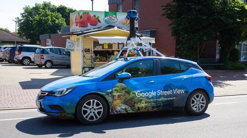 Ein Kamera-Auto, das Aufnahmen für Google Street View macht, steht auf einer Straße in Deutschland  (Foto: IMAGO, Fotostand / Gelhot via www.imago-images.de)