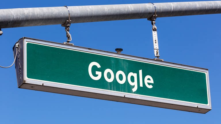 Straßenschild mit der Aufschrift "Google"  (Foto: IMAGO, © Markus Mainka (www.markus-mainka.de))