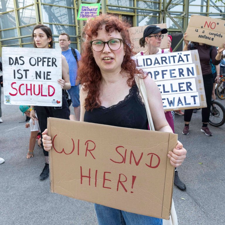 Demonstration gegen Rammstein-Konzert am 7. Juni 2023 im Olympiapark München