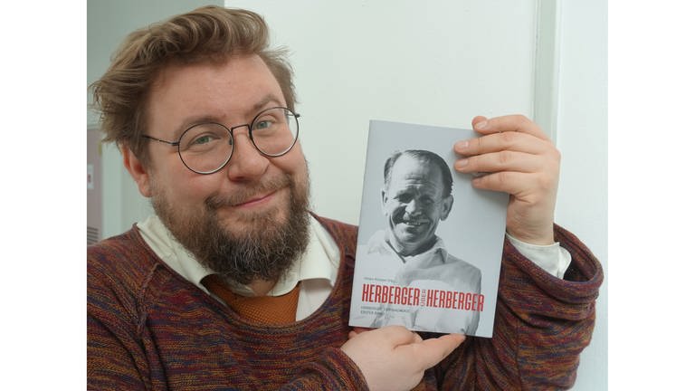 Der Mannheimer Historiker Hiram Kümper hält dien ersten Teil der Sepp Herberger Edition in Händen.  (Foto: Eberhard Reuß)