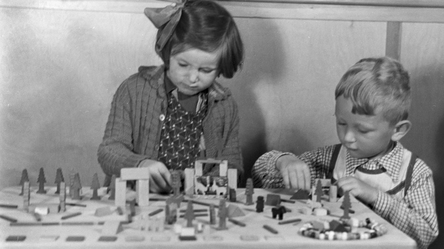 Spielende Kleinkinder im Kindergarten des Fröbelhauses in Oberweißbach (Foto: picture-alliance / Reportdienste, picture alliance/VisualEyze/United Archives | A. Schulze)