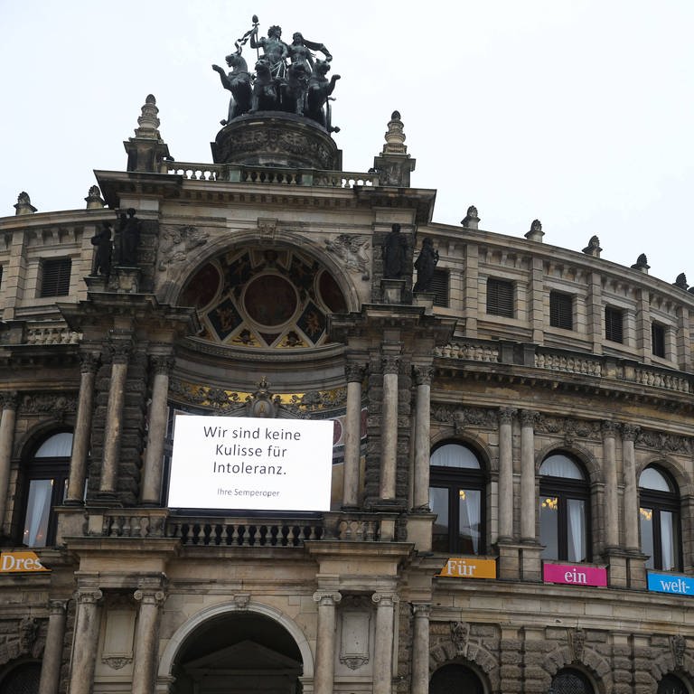 Die Semperoper in Dresden demonstrierte 2015 gegen rechte Aufmärsche auf dem Opernplatz.