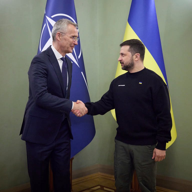 In this photo provided by the Ukrainian Presidential Press Office, NATO Secretary General Jens Stoltenberg, left, is greeted by Ukrainian President Volodymyr Zelenskyy, in Kyiv, Ukraine, Thursday, April 20, 2023. (Ukrainian Presidential Press Office via AP) (Foto: picture-alliance / dpa, picture alliance / ASSOCIATED PRESS | Uncredited)