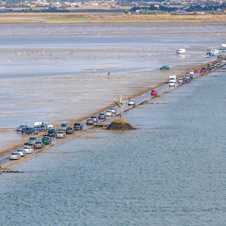 Noirmoutier Island (western France): aerial view of the Passage du Gois or Goa, a natural, periodically flooded passage Passage du Gois, submerged road between and Beauvoir-sur-mer and the island of Noirmoutier. (Foto: IMAGO, Andia)